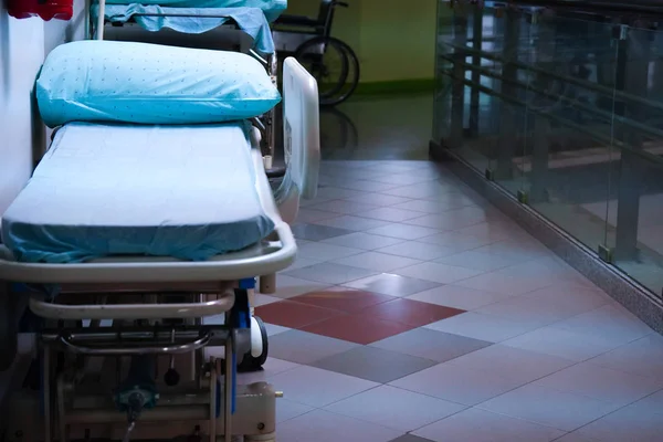 Łóżko Pacjenta Drodze Szpitalu Wózki Inwalidzkie Czekające Usługi Dla Pacjentów — Zdjęcie stockowe