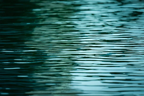 蓝色水面背景纹理模糊光与波浪波纹性质文摘 — 图库照片