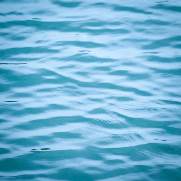 Azul Água Superfície Fundo Textura Desfocado Luz Com Onda Ondulação — Fotografia de Stock