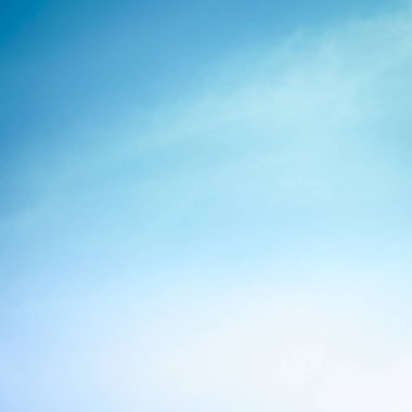 Mavi gökyüzünde bulutlar hava.