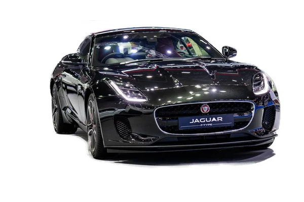 Tayland, Bangkok - 23 Ekim 2018: Jaguar F-tipi araba modeli 2018 beyaz arka planda izole. Araç araba otomobil üreticisi yüksek performanslı uzmanlaşmış di kesim spor.