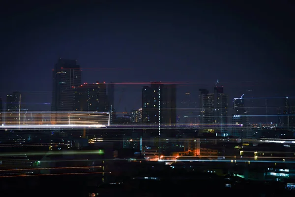 抽象的光足迹在黑暗的夜晚现代建筑背景 — 图库照片