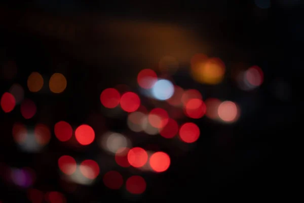 Şehir mavi bokeh siyah arka plan bulanıklık lens flare yansıma güzel bulanık ışık gece glitter daire neşeli Noel ve mutlu yeni yıl kart kutlama lamba ile karanlık gökyüzü festival sokak