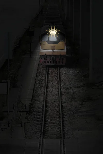 Αφηρημένη Τρένο Σκληρό Φως Επί Της Σιδηροδρομικής Γραμμής Απέναντι — Φωτογραφία Αρχείου