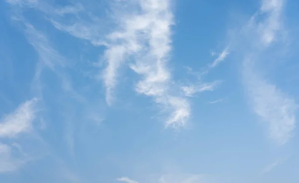 Прекрасне небо з хмарним фоном — стокове фото