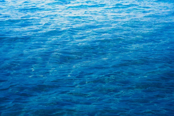 Vodní pozadí krásný mořský oceán s plochou horizontu vln — Stock fotografie
