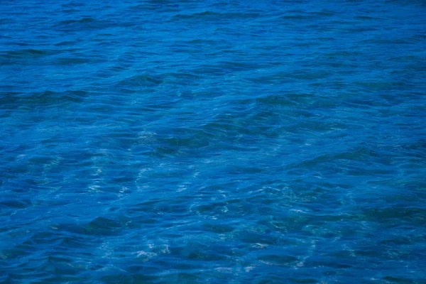 Fondo de agua hermoso mar océano con olas horizonte superficie — Foto de Stock