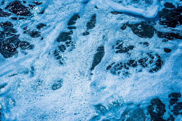 Océano olas de agua de mar de agua ondulada con burbujas de onda blanca ne — Foto de Stock