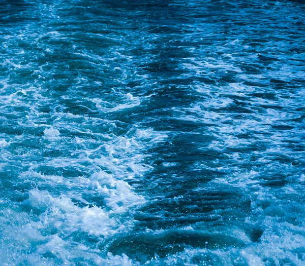 Océano olas de agua de mar de agua ondulada con burbujas de onda blanca ne —  Fotos de Stock