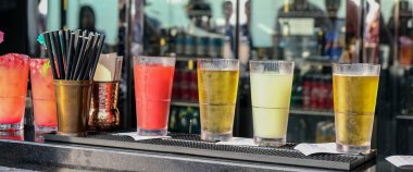 Renkli su içeceği. Turnuva için bardakta.