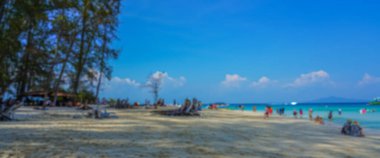 Yaz tatili arka planında turnuvalar eşliğinde bulanık doğa deniz göğü