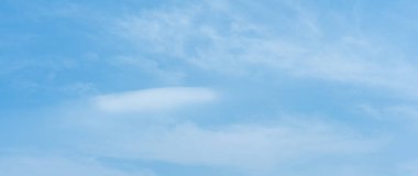 Gökyüzü mavisi arka plan. Yaz tatilinde bulutsuz gökyüzü