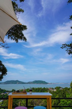 Deniz manzarası ve açık kahve dükkanındaki mavi gökyüzü. 