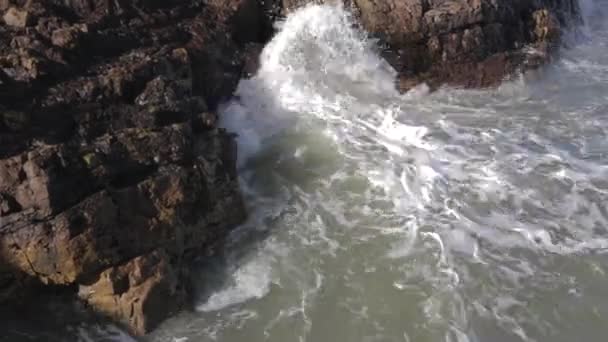 Olas Mar Golpeando Contra Rocas — Vídeos de Stock