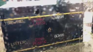 Yağmur altında geri dönüşüm kutuları