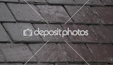 Kayrak çatıya düşen ve bir oluk içine damlayan yağmur Timelapse