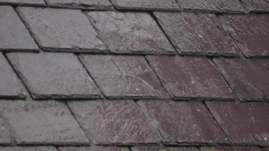 Kayrak çatıya düşen ve bir oluk içine damlayan yağmur