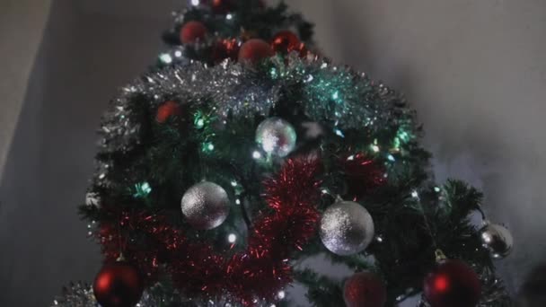 Schuss Bewegt Sich Richtung Weihnachtsbaum Mit Silber Rotem Dekor Auf — Stockvideo