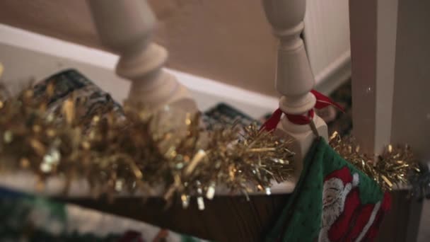 Γυρίστηκε Ένα Ρυθμιστικό Περνώντας Μια Γυναικεία Κάλτσα Χριστουγέννων Πράσινο Και — Αρχείο Βίντεο