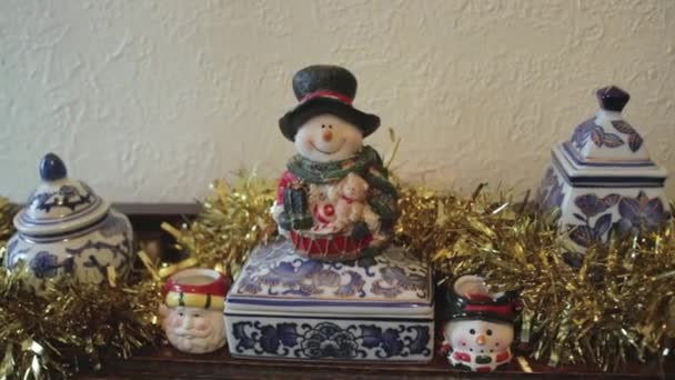 Disparo Moviéndose Alrededor Una Decoración Muñeco Nieve Durante Navidad — Vídeos de Stock