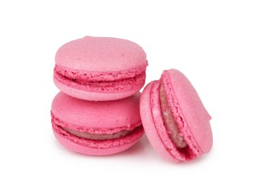 Beyaz arka planda izole edilmiş Fransız renkli badem kurabiyeleri.