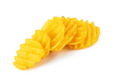Beyaz arkaplanda izole edilmiş patates cipsi.