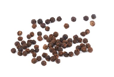 Beyaz arkaplanda siyah biber izole edilmiş.