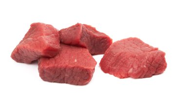 Beyaz arka planda izole edilmiş taze çiğ et