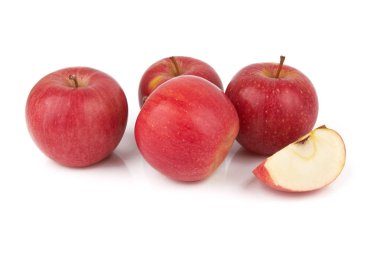 Beyaz arkaplanda kırmızı elmalar izole edilmiş