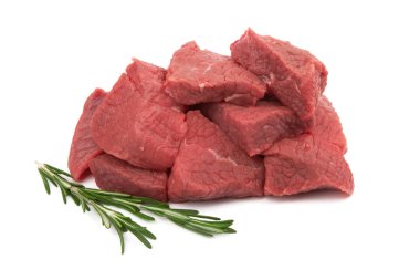 Beyaz arka planda izole edilmiş taze çiğ et