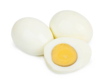 Kabuklu yumurtalar beyaz arkaplanda izole edildi