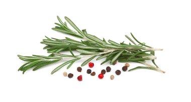 Beyaz arkaplanda taze biberiye izole edildi