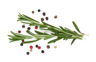 Beyaz arkaplanda taze biberiye izole edildi