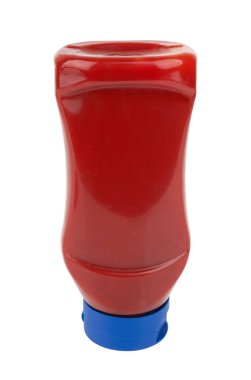 Beyaz üzerine izole edilmiş bir şişe domates sosu.