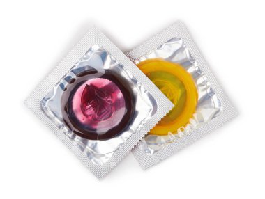 Beyaz arkaplanda izole edilmiş renkli prezervatifler