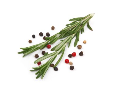 Beyaz arkaplanda taze biberiye izole edildi