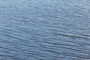 Nehir zemininde dalgalı su yüzeyi dokusu