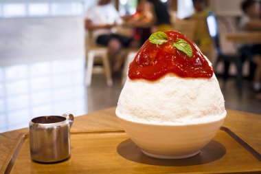 Süt Kore tatlı çilek ile bingsu buz