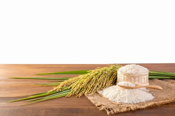 Üst üste beyaz bir arka plan üzerinde izole pirinç Yasemin