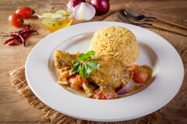 baharatlı tavuk köri ve pilav