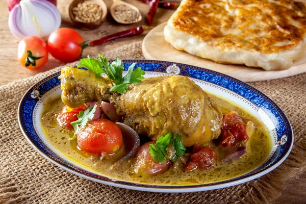 Baharatlı tavuk köri ve Roti