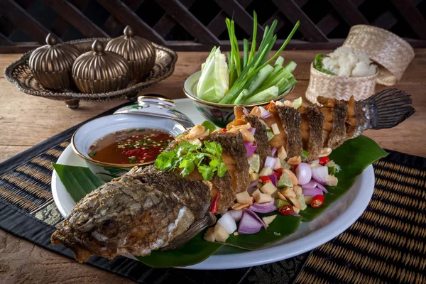 Pescado Frito Con Hierbas Salsa Picante Comida Tailandesa — Foto de Stock