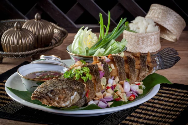 Pescado Frito Con Hierbas Salsa Picante Comida Tailandesa — Foto de Stock