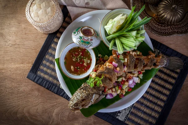Pescado Frito Con Hierbas Salsa Picante Comida Tailandesa — Foto de Stock