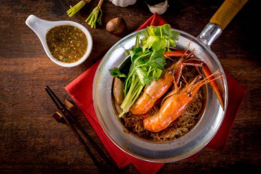 güveç karides cam noodles ile