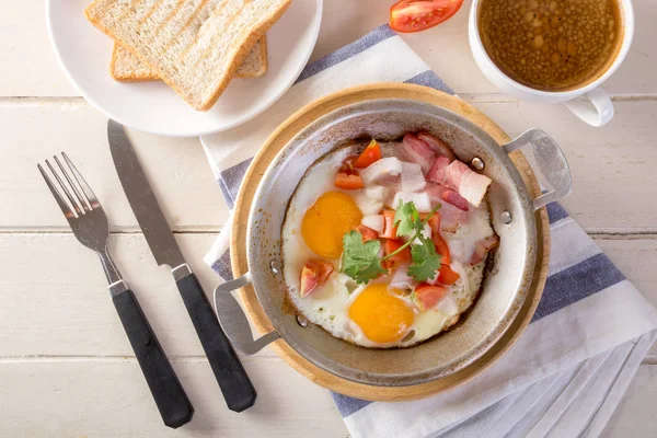 Kahvaltı kahve, yumurta tava, ekmek de dahil olmak üzere, 