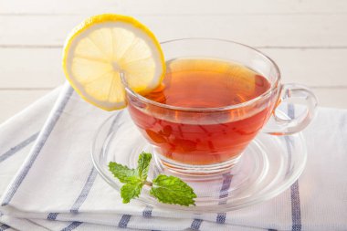 Fincan limon çayı ve limon dilim