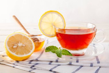 Fincan limon çayı ve limon dilim