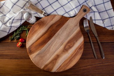 Kesme tahtası doğramak, tuz, biber ile koyu ahşap arka plan üzerinde