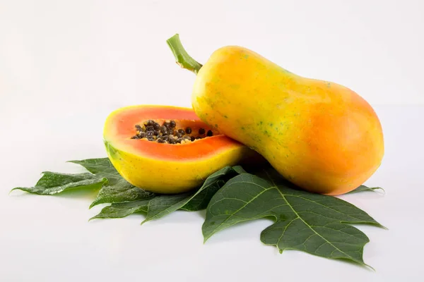 Beyaz Arka Planda Izole Papaya Meyvesi — Stok fotoğraf